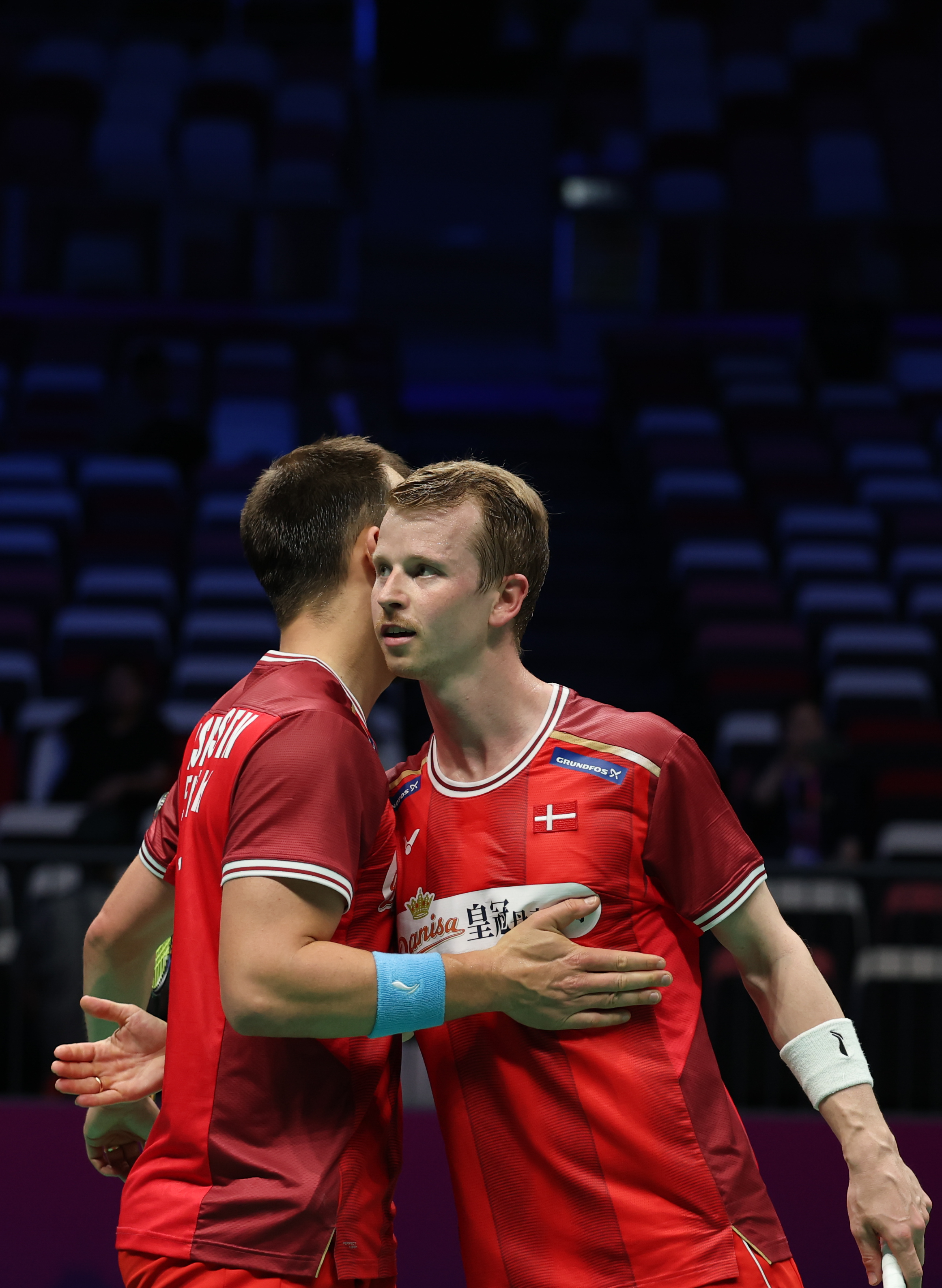 英格兰羽毛球队碾压丹麦羽毛球队，谌龙三分雨点燃全场