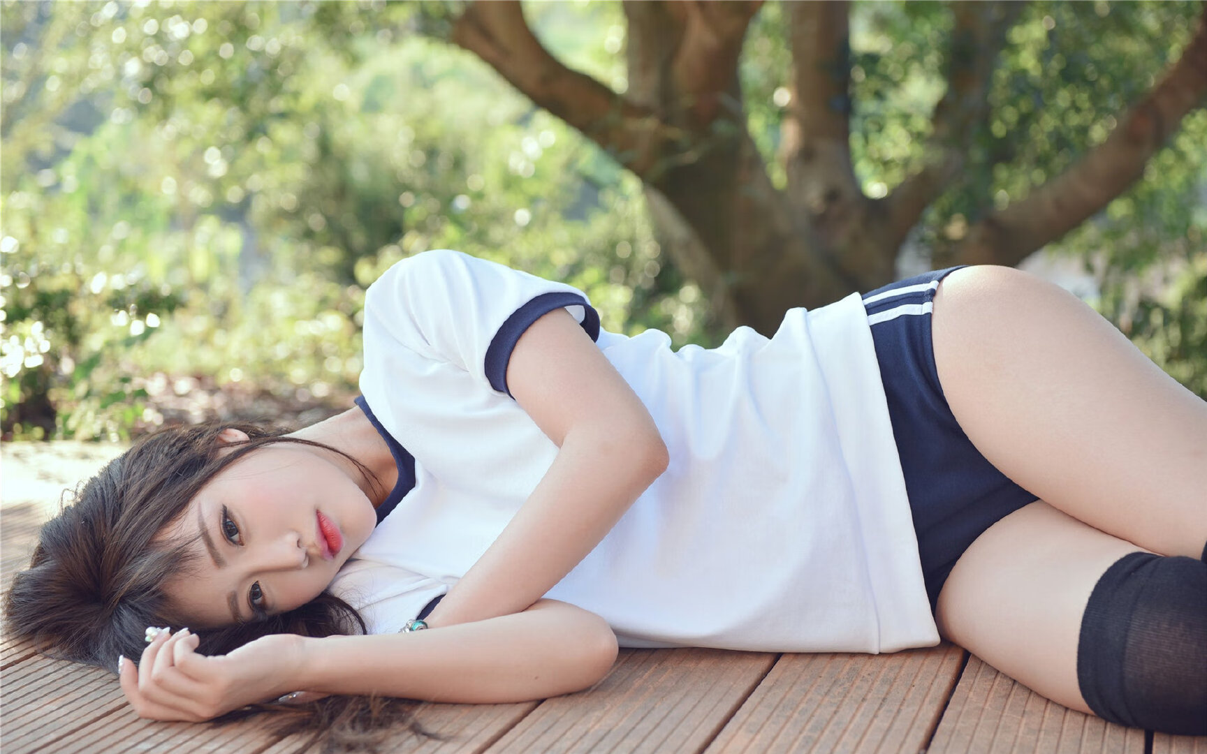 银箭军团铁骑对决，汉密尔顿如何以王者统御终结雷诺与哈斯的缠斗